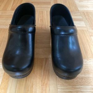 NEVER WORN. Nursing clogs. Dankso
